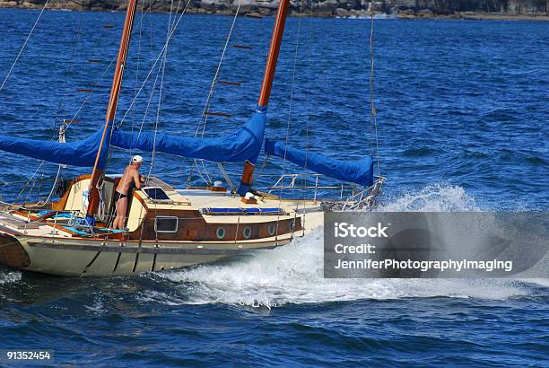 Barca A Vela - Fotografie stock e altre immagini di Acqua - Acqua, Adulto, Albero maestro