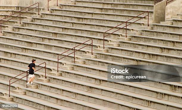 Foto de Estádio Difícil Exercício Na Escada e mais fotos de stock de Degraus - Degraus, Escadaria, Estádio