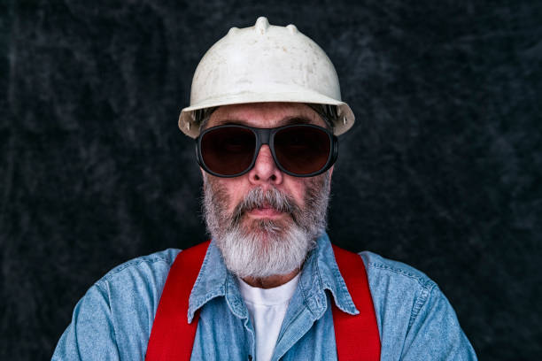 istock Portrait of a construction worker against a dark background 913525682