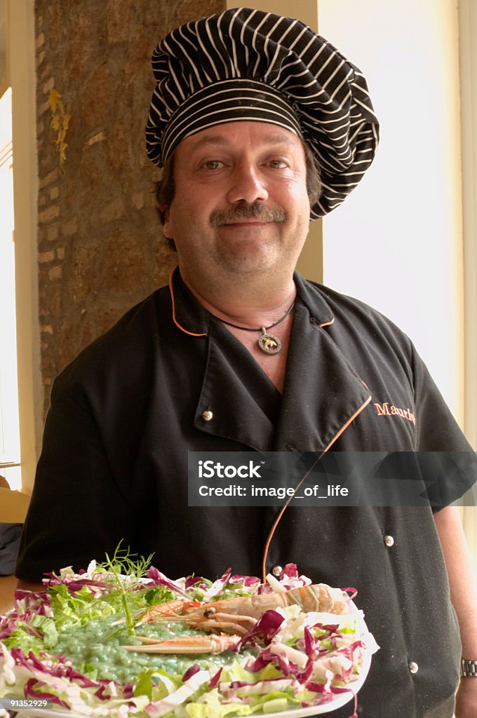 Chef y langostinos & arroz - Foto de stock de 40-44 años libre de derechos