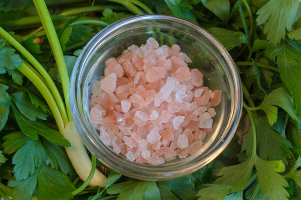 himalayan crystal salt. - salt crystal spoon food imagens e fotografias de stock