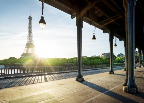 torre eiffel dal ponte di metallo bir-hakeim al mattino, parigi, francia - french metro foto e immagini stock