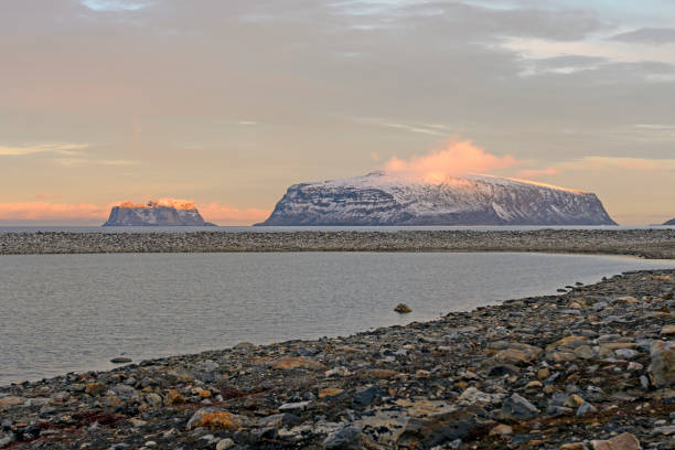 last sun on the arctic islands - baffin island imagens e fotografias de stock