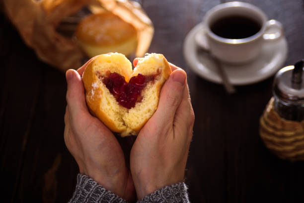 istock Man hands holding donut in heart shape 913542704
