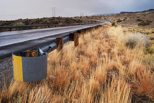 아프가니스탄식 사막 도로 및 stormy 풍경 - santa fe new mexico desert road road highway 뉴스 사진 이미지