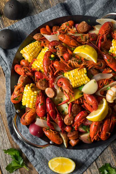 domowe southern crawfish gotować - crayfish cajun food louisiana boiled zdjęcia i obrazy z banku zdjęć