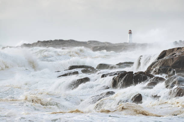 phare de vagues de la côte - lighthouse scenics winter peggys cove photos et images de collection