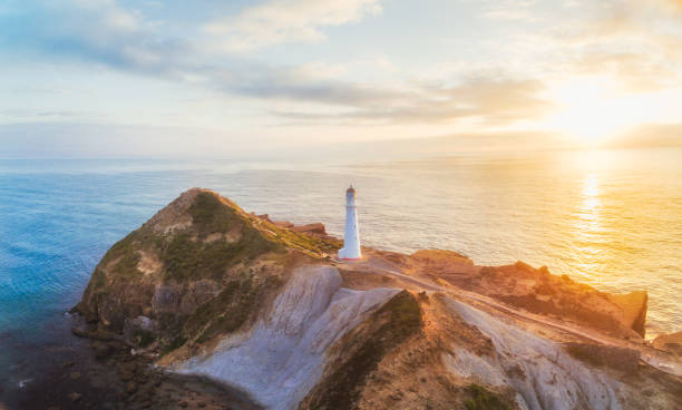 vista aérea del faro castlepoint con salida del sol en el fondo. - castlepoint fotografías e imágenes de stock