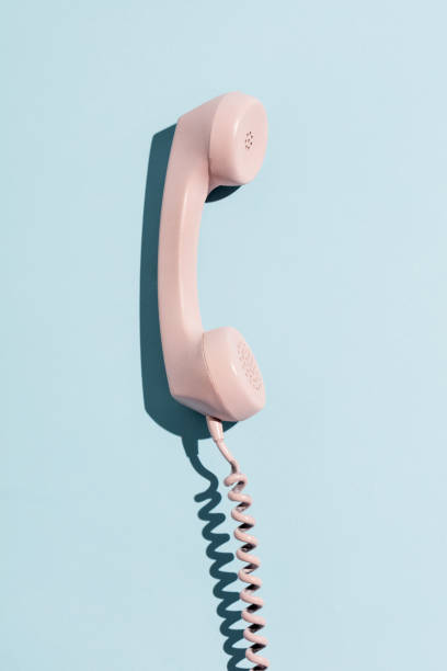 istock Pink telephone on a blue background. 913556976