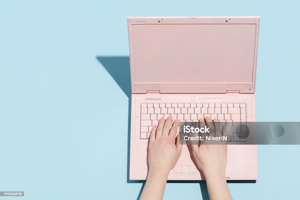 Mains de la femme, taper sur un clavier rose pastel - Photo de Ordinateur portable libre de droits