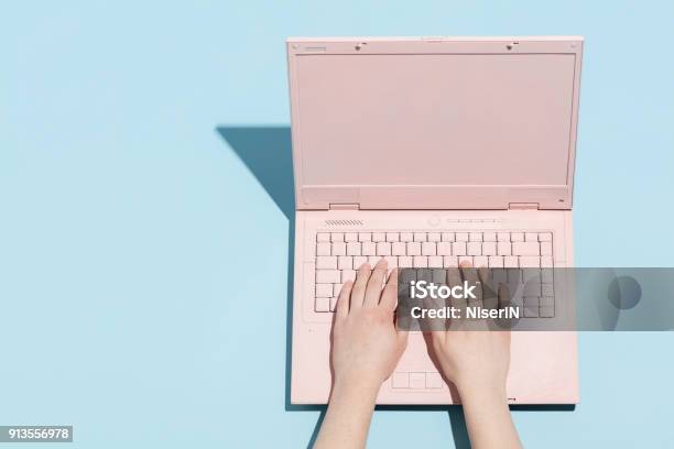 Photo libre de droit de Mains De La Femme Taper Sur Un Clavier Rose Pastel banque d'images et plus d'images libres de droit de Ordinateur portable