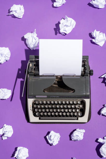 istock Vintage writing machine with a blank sheet of paper 913557002
