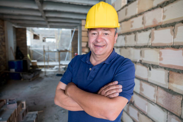 istock Portrait of a construction worker looking at the camera 913566700