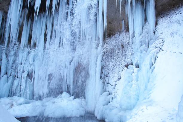 istock Superb view of freezing Otaki 913571048