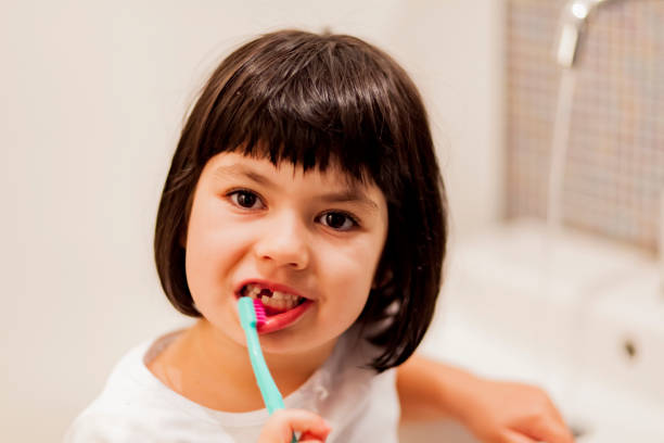 istock Little girl brushing teeth 913571542