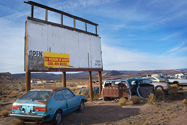 casse automobile panneau d'affichage d'un paysage de désert et ciel - totaled photos et images de collection