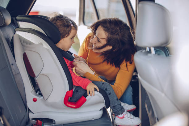 безопасность на первом месте - car baby baby car seat child стоковые фото и изображения