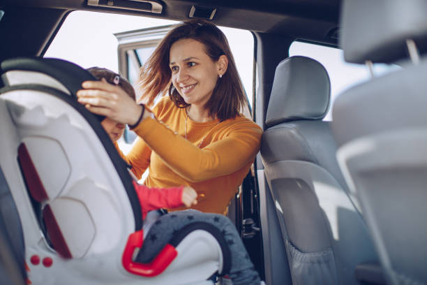 istock Mother and child traveling 913578320