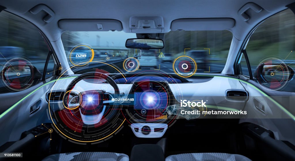 Futuristisches Auto-Cockpit. Autonome Autos. Führerlose Fahrzeug. HUD (Head up Display). GUI (Graphical User Interface). IoT (Internet der Dinge). - Lizenzfrei Auto Stock-Foto