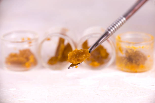 концентрат каннабиса живой смолы (извлеченные из медицинской марихуаны) на инструмент dabbing - extracted стоковые фото и изображения