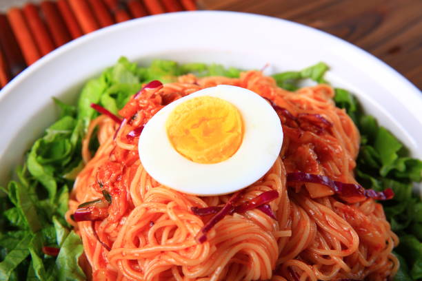 пряные смешанные кувалда (бибим-гуксу:бибим-кукс) - rice noodles kimchi noodles korean cuisine стоковые фото и изображения