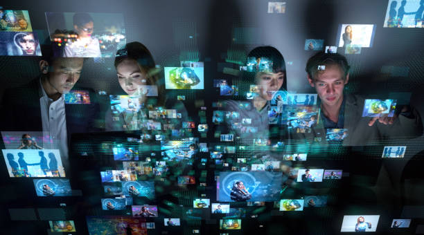 istock Group of people watching many pictures. 913589038