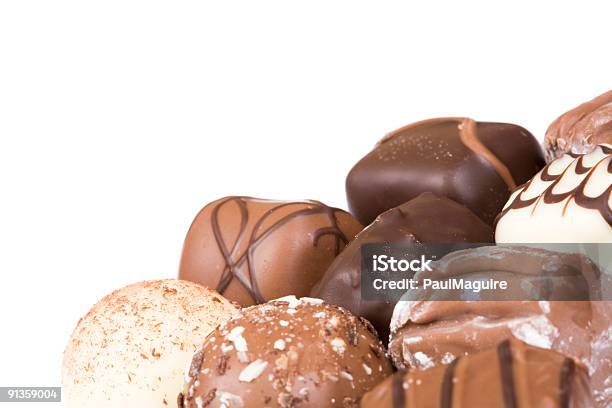 Cioccolatini Isolato - Fotografie stock e altre immagini di Bianco - Bianco, Cioccolato, Cioccolato al latte