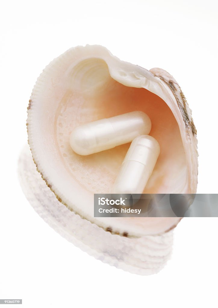 Pilules dans un Shell - Photo de Blanc libre de droits