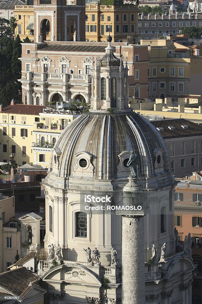 Roman widok z góry z Kościół i Kolumna Trajana - Zbiór zdjęć royalty-free (Architektura)
