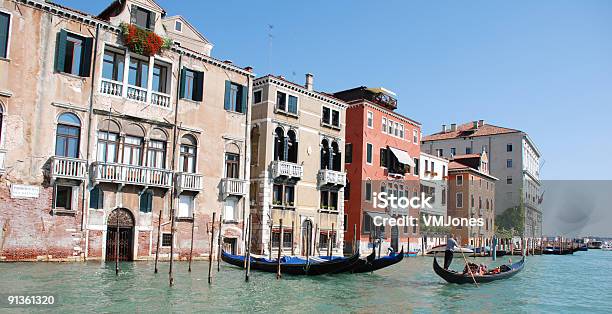 Navegar En Barca Al Gran Canal De Venecia Foto de stock y más banco de imágenes de Agua - Agua, Canal - Corriente de agua, Casa