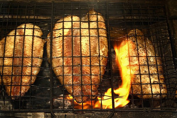 Preparar en fuego, pescado a la parrilla. - foto de stock