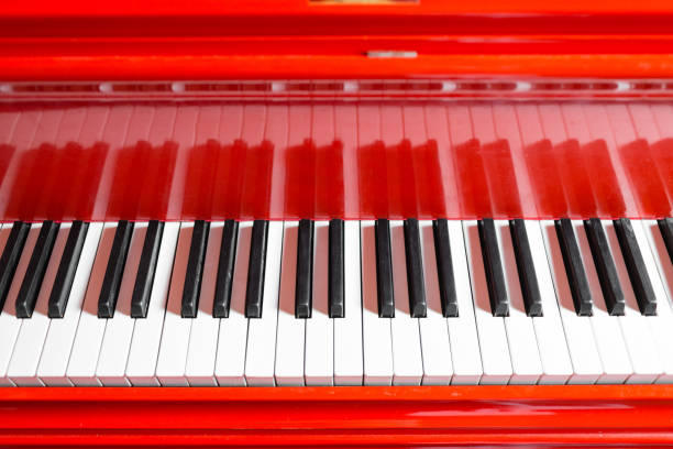 빈티지 레드 클래식 그랜드 피아노입니다. 흑인과 백인 키입니다. 골동품 키 음악 악기의 키보드입니다. 공간 복사 - piano piano key orchestra close up 뉴스 사진 이미지