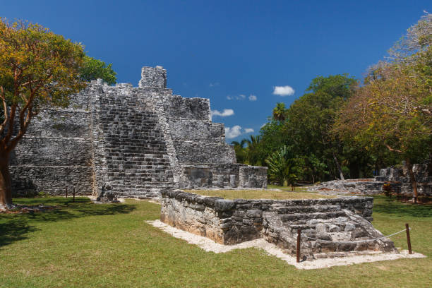 ruinas de la antigua ciudad maya de el meco, méxico - mayan riviera fotografías e imágenes de stock