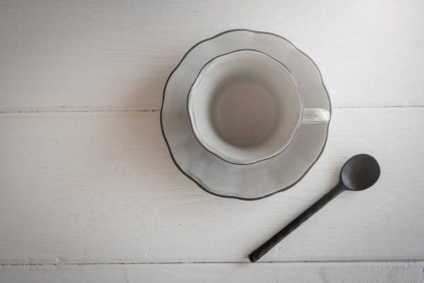 juego de té es de color gris sobre un fondo de madera. tetera, cremera, taza y plato en la mesa. utensilios de cocina de cerámica - milk jug audio fotografías e imágenes de stock