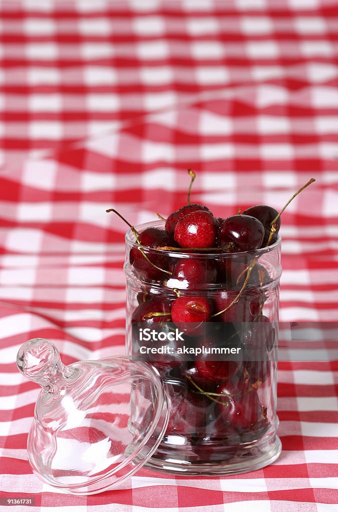 Vaso pieno di ciliegie - Foto stock royalty-free di Alimentazione sana