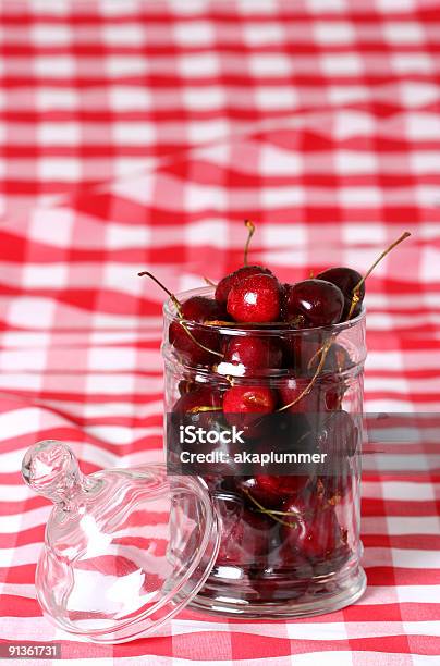 Vaso Pieno Di Ciliegie - Fotografie stock e altre immagini di Alimentazione sana - Alimentazione sana, Barattolo di vetro, Bicchiere