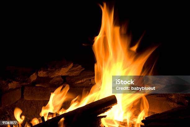 Fuego En La Noche Foto de stock y más banco de imágenes de Calor - Calor, Color - Tipo de imagen, Fotografía - Imágenes