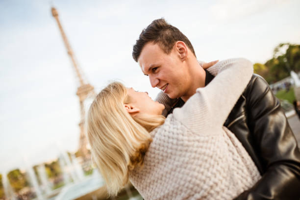 istock couple kissing at the tour eiffel 913619330