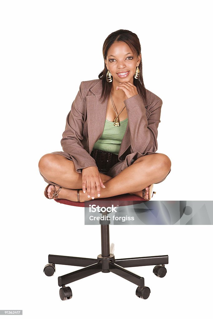 Afroamericana empresaria en silla de oficina - Foto de stock de 20 a 29 años libre de derechos