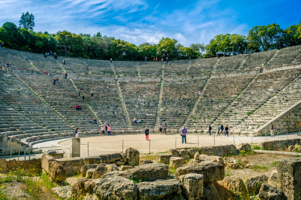 starożytny teatr epidaurus ( epidavros ), argolida peloponez - epidaurus greece epidavros amphitheater zdjęcia i obrazy z banku zdjęć