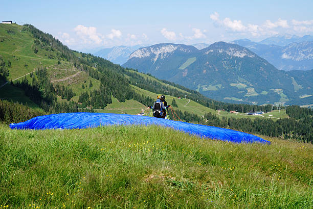 gleitschirmfliegen - paragliding sport austria parachuting stock-fotos und bilder