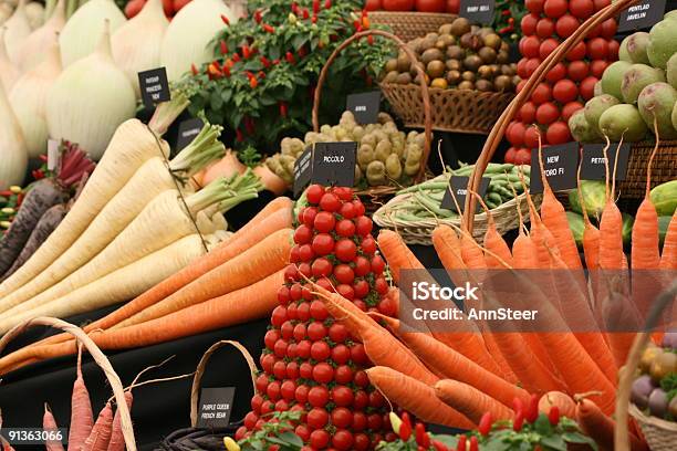 Foto de Colorido Mercado De Legumes e mais fotos de stock de Alimentação Saudável - Alimentação Saudável, Caçarola - Prato Principal, Colheita