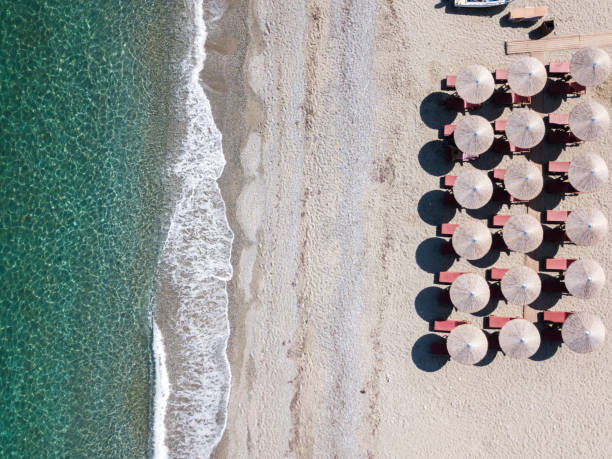 istock Aerial view of a beach with sun beds 913633818