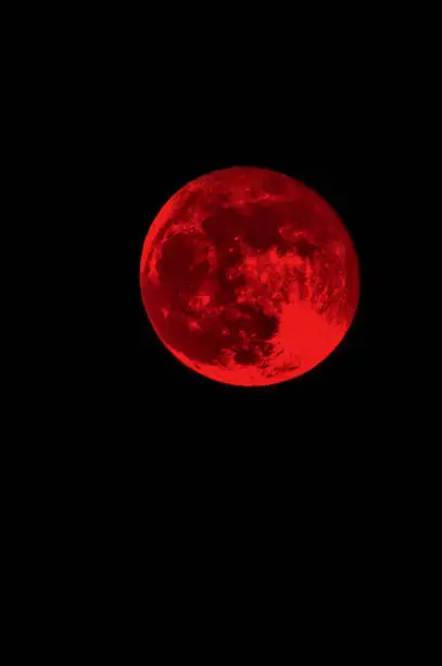 red full moon and a empty, dark night sky (artistically alienated, no real image)