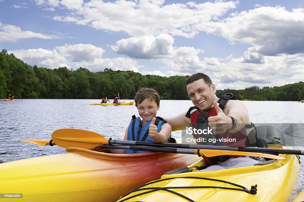 Ojciec i syn korzystanie z kajaków - Zbiór zdjęć royalty-free (Rodzina)