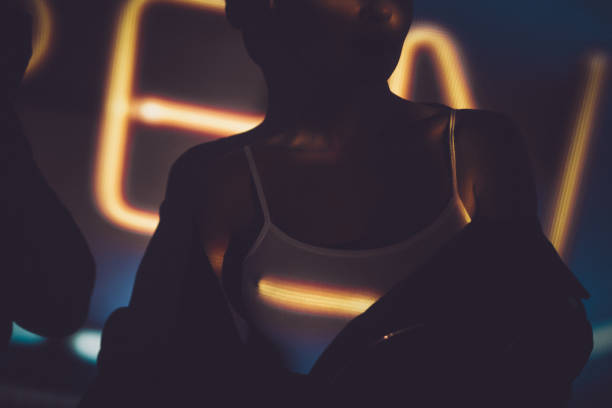 istock Girl under the neon light 913642332