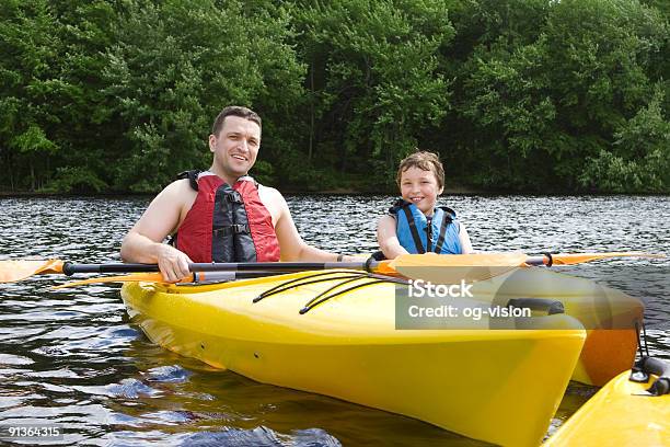 Padre E Figlio In Kayak - Fotografie stock e altre immagini di Famiglia - Famiglia, Figlio maschio, Kayaking