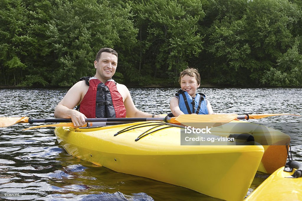 Отец и сын каякинг - Стоковые фото Каякинг роялти-фри