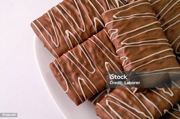 Galletas De Chocolate En Un Plato En Primer Plano Foto de stock y más banco de imágenes de Al horno - Al horno, Alimento, Azúcar