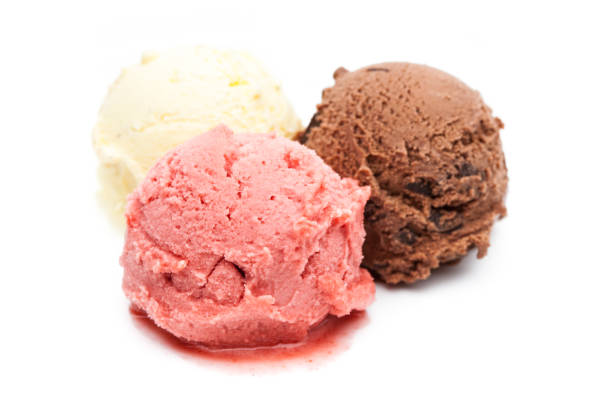 morango, baunilha e sorvete de chocolate isolado no fundo branco - bola de sorvete - fotografias e filmes do acervo